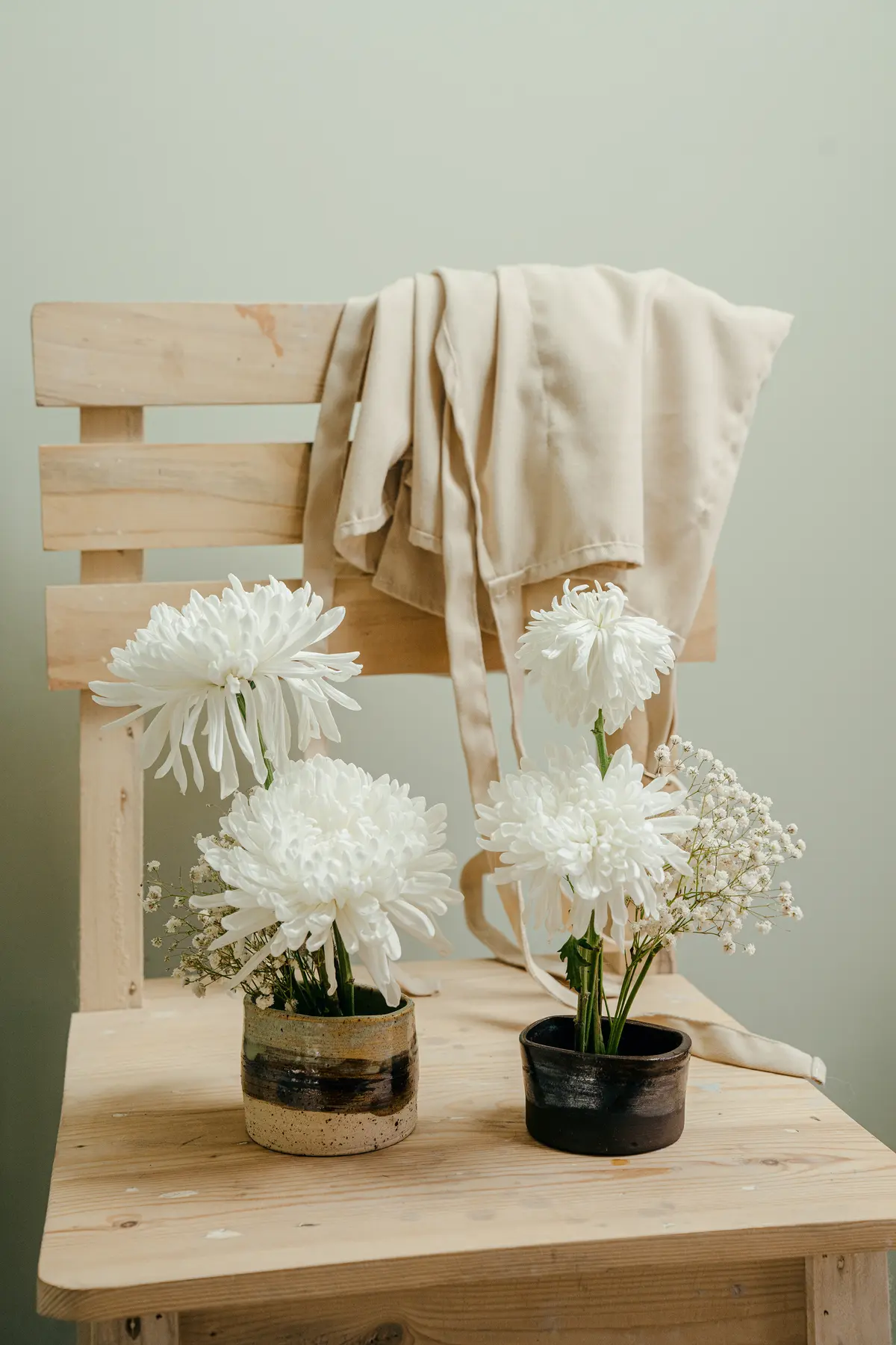 Piezas 10:13 con flores blancas